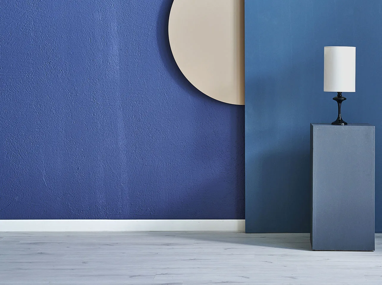 Rodapés em poliestireno modelo UPSOLU UP213, resistente à humidade, não deforma, pintável, aplicado com cola para Piso ou Parede